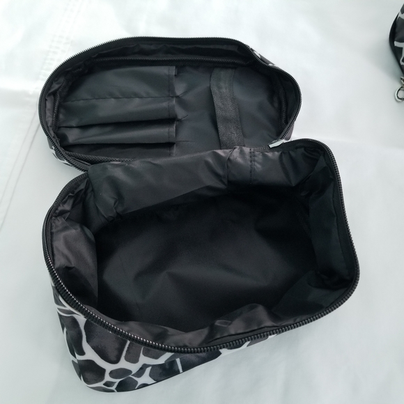 Treska clear and gray giraffe print 4 in 1 cosmetic bags NWOT - Picture 4 of 7